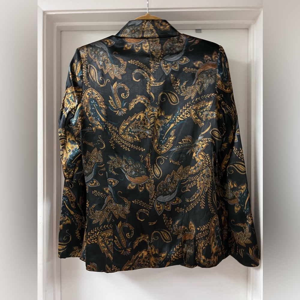 Jacket, satin long sleeve printed jacket with lining. Dr2 brand in size s,